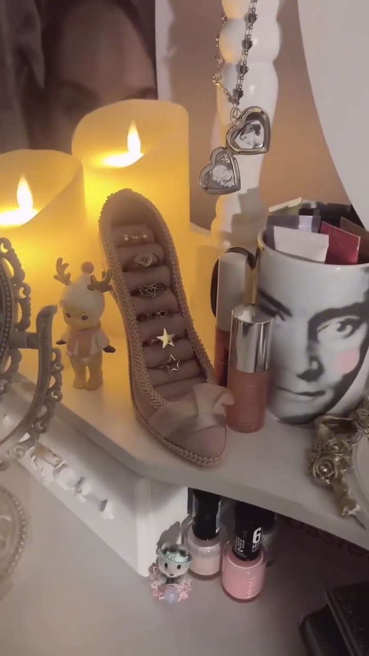 Rosie Heel Ring Holder
